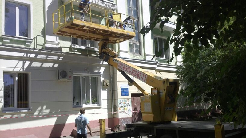 Автовышка с площадкой ведёт ремонт балконов совместно с компанией эко плюс