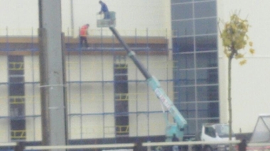 Автовышка с корзиной на двух человек участвует в строительстве Аэропарка