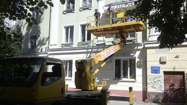Автовышка с площадкой ведёт ремонт балконов совместно с компанией эко плюс